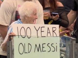 Tribünde pankart açtı: 100 yaşındaki Messi hayranı Dünya Kupası'nda