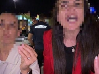 Kayseri'de bebeğini arabada unutan kadın gazetecilere saldırdı