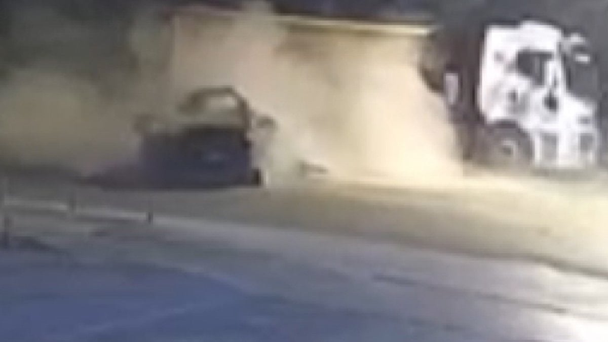 Ankara'da otomobilin kamyona çarptığı kazada 3 kişi öldü