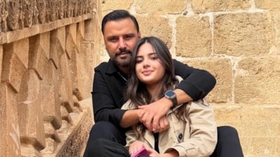 Şarkıcı Alişan, yeğenleri ve annesiyle tatile çıktı