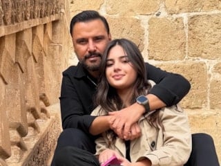 Şarkıcı Alişan yeğenleri ve annesiyle tatile çıktı