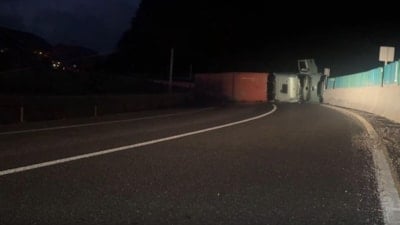 Bolu'da askeri mühimmat yüklü tır devrildi