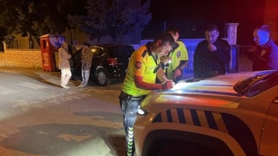 Nevşehir'de park halindeki otomobillere çarpan alkollü sürücü aracında uyurken yakalandı