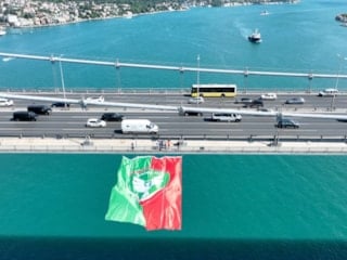 Amedspor bayrağına polis koruması: Gece boyunca nöbet tutuldu