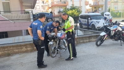 Antalya'da polisi karşısında görünce motosikleti bırakıp kaçtı