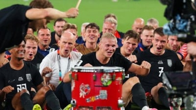 Norveçli futbolcuların galibiyet sevinci: Kürek çekerek kutladılar...