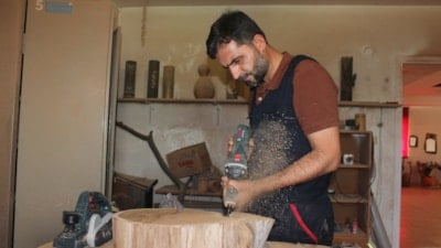 Aksaray'da atık odunları eşyaya dönüştürüyor
