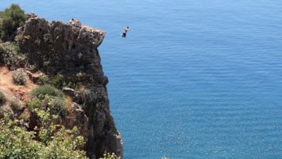 Antalya'da 40 metrelik falezden tehlikeli atlayış