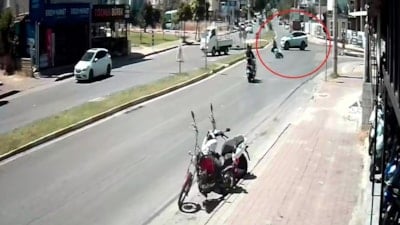 Antalya'da çocuklarını okuldan almak için yola çıkan anne, kazada hayatını kaybetti