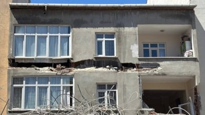 Esenyurt'ta yıkım sırasında yan bina hasar gördü