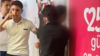 Metrobüste kadınların gizlice fotoğrafını çeken şahsı vatandaşlar yakaladı