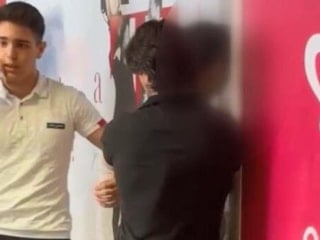 Metrobüste kadınların gizlice fotoğrafını çeken şahsı vatandaşlar yakaladı