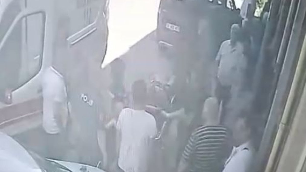 Kaporta ustası tamir etmek istediği otomobilin altında kaldı!