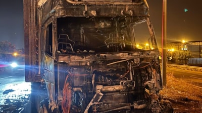 Şırnak'ta seyir halinde tır alev alev yandı