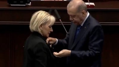 CHP'den istifa eden Nimet Özdemir AK Parti'ye katıldı: Cumhurbaşkanı Erdoğan, rozetini taktı