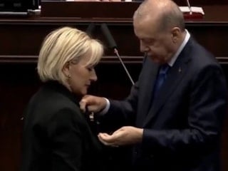 CHP'den istifa eden Nimet Özdemir AK Parti'ye katıldı: Cumhurbaşkanı Erdoğan, rozetini taktı