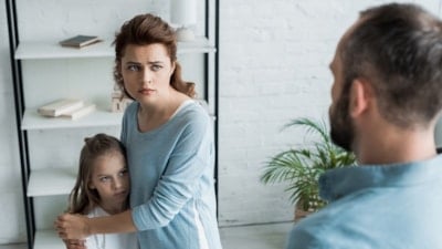 Bir ebeveyn kendini haklı göstermek için çocuğu fark etmeden kullanabiliyor