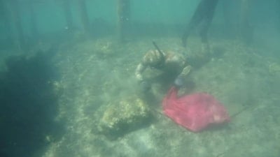Bodrum'da denizden 250 kilo çöp çıkarıldı: Güneş paneli çıktı