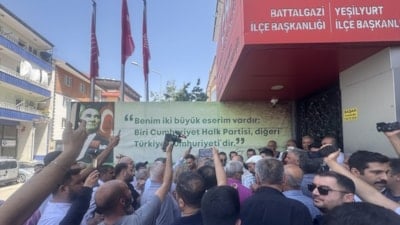 CHP Malatya İl Başkanlığı binasında 'Kılıçdaroğlu hain' afişi