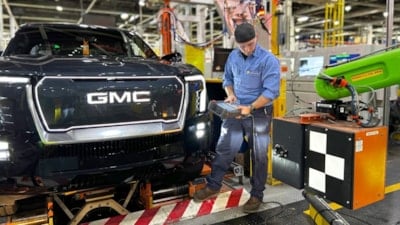 Yüzlerce işçiyi kovan General Motors, üretim hattına robotları yerleştirdi