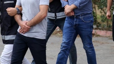 İstanbul'da kendilerini polis olarak tanıtan 3 dolandırıcı tutuklandı: