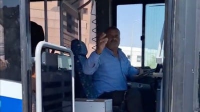 Hatay'da otobüs şoförü engelli rampasını açmasını isteyen engelli vatandaşa 'Hizmetçin miyim' dedi