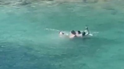Mersin'de denizde darbedilen gencin babası: Ağır bir travma yaşıyor
