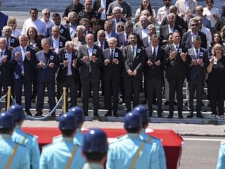 Kemal Kılıçdaroğlu ve Özgür Özel, cenazede bir arada