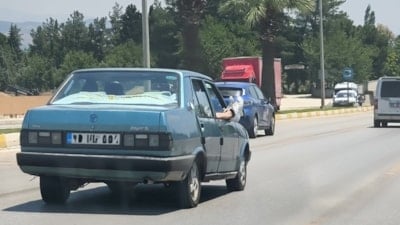 Denizli'de ayaklarını camdan dışarı çıkaran yolcu trafiği tehlikeye düşürdü