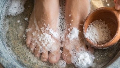 Ayakları tuz ve kabartma tozu ile yıkamak bakın ne işe yarıyor
