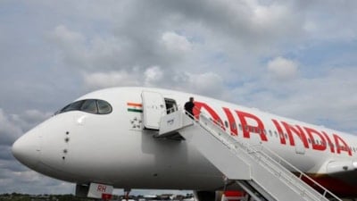 Pakistan hava sahasına giren Air India uçağının uçuş ekibi görevden uzaklaştırıldı