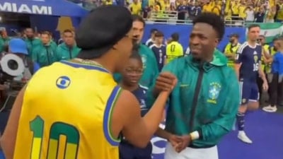 Ronaldinho, İskoçya maçından önce Brezilyalı futbolcularla selamlaştı