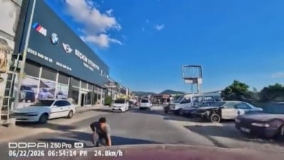 Bursa'da yola düşen eşyasını alırken ölümden döndü