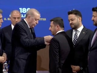 AK Parti'ye yeni katılımlar: Rozetleri Cumhurbaşkanı Erdoğan taktı