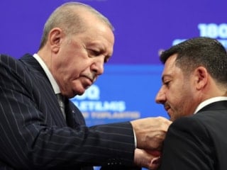 AK Parti'ye yeni katılımlar: Rozetleri Cumhurbaşkanı Erdoğan taktı