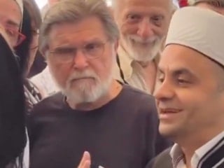 Modacı Zühal Yorgancıoğlu cenaze namazında saf tutma gerginliği