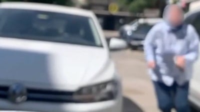 Kadın sürücülerin tekmeli kavgası kamerada: Aracın aynasını kırdı