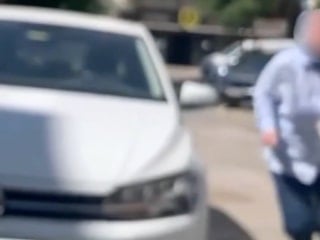 Kadın sürücülerin tekmeli kavgası kamerada: Aracın aynasını kırdı