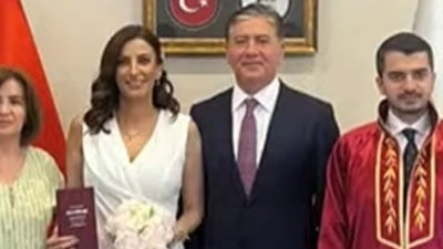 CHP'li vekiller Murat Emir ile Evrim Rızvanoğlu'nun nikahından ilk kare