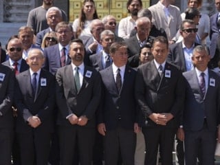 Özgür Özel'in Kemal Kılıçdaroğlu'na bakışları gündem oldu