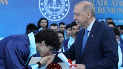 Cumhurbaşkanı Erdoğan'ın torunu Ömer Tayyip Erdoğan mezun oldu: Diplomayı Cumhurbaşkanı verdi