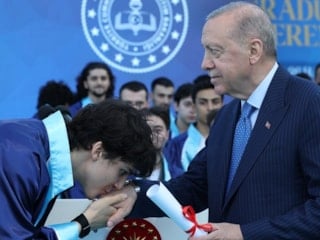 Cumhurbaşkanı Erdoğan'ın torunu Ömer Tayyip Erdoğan mezun oldu: Diplomayı Cumhurbaşkanı verdi