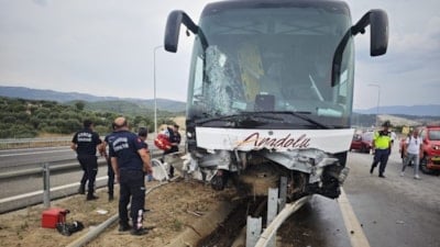 Aydın-Denizli Otoyolu’nda yolcu otobüsü bariyerlere saplandı: 20 yaralı