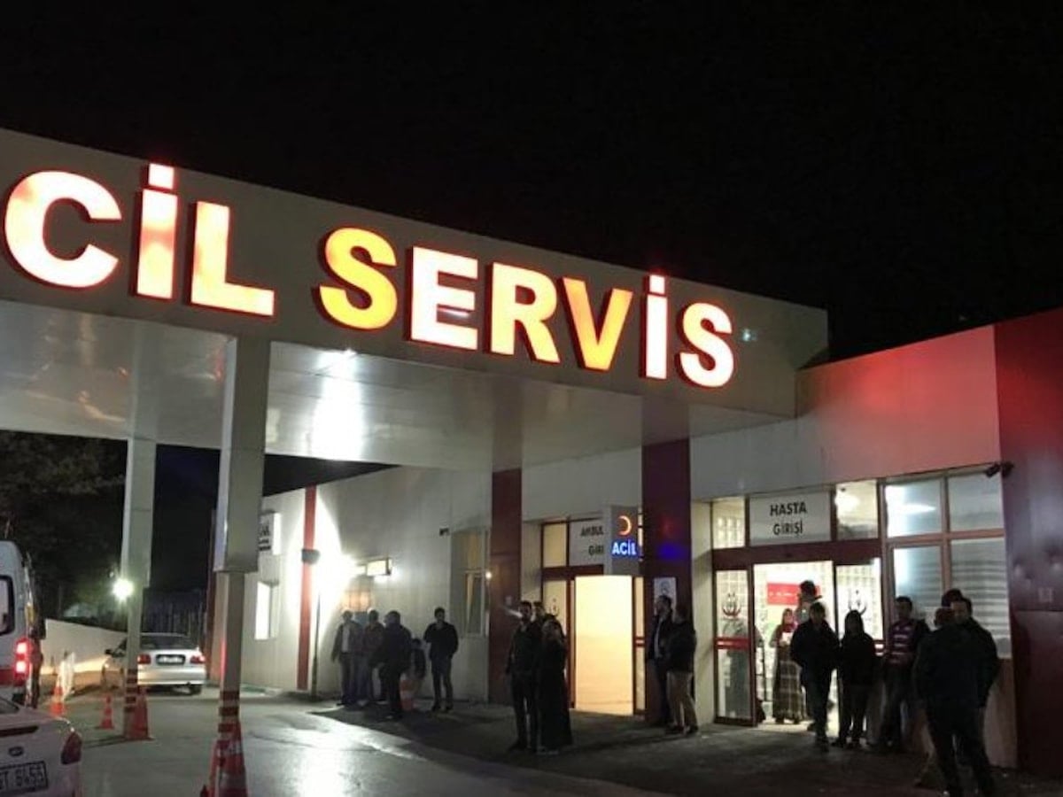 Denizli'de bebek havuza düştü: Ambulansı takip etmek isteyen koca, eşine  çarptı - Ensonhaber