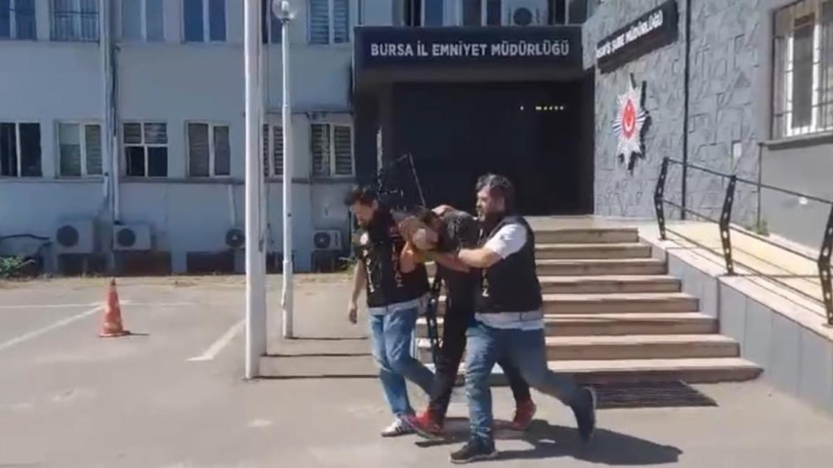 Bursa'da 33 yıl hapis cezasıyla aranan firari, kayısı topluyormuş gibi yaptı