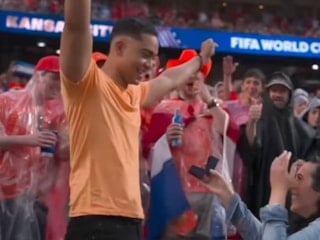 Tunus-Hollanda Dünya Kupası maçında bir kadın, erkek arkadaşına evlenme teklif etti