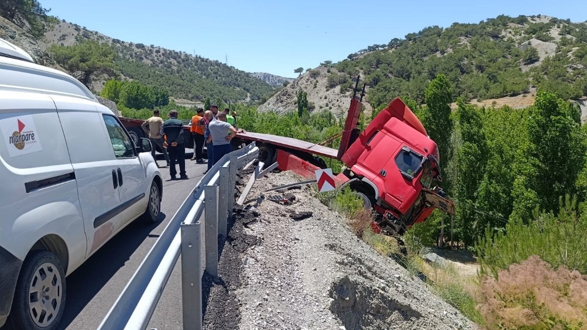 Malatya’da bariyerlere çarpan çekici askıda kaldı