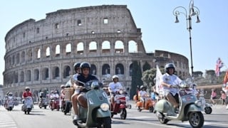 Roma’da Vespa şöleni: Binlerce motosiklet tutkunu tarihi caddelerde buluştu