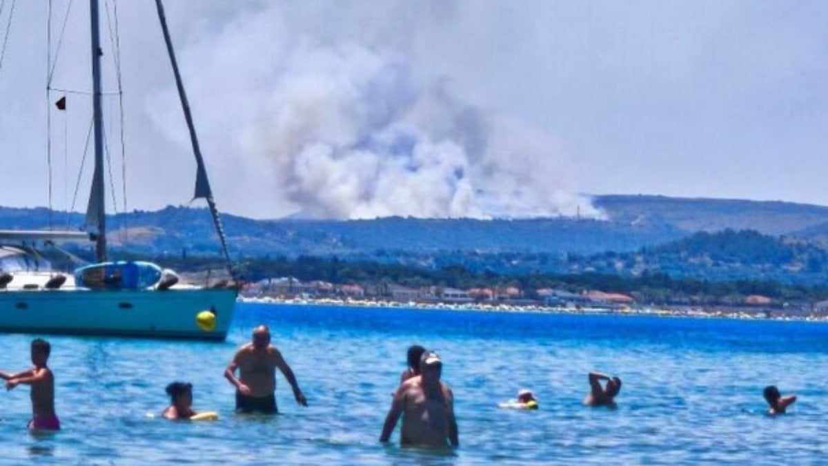 İzmir'de Çöplükte Başlayan Yangın Makilik Alana Sıçradı