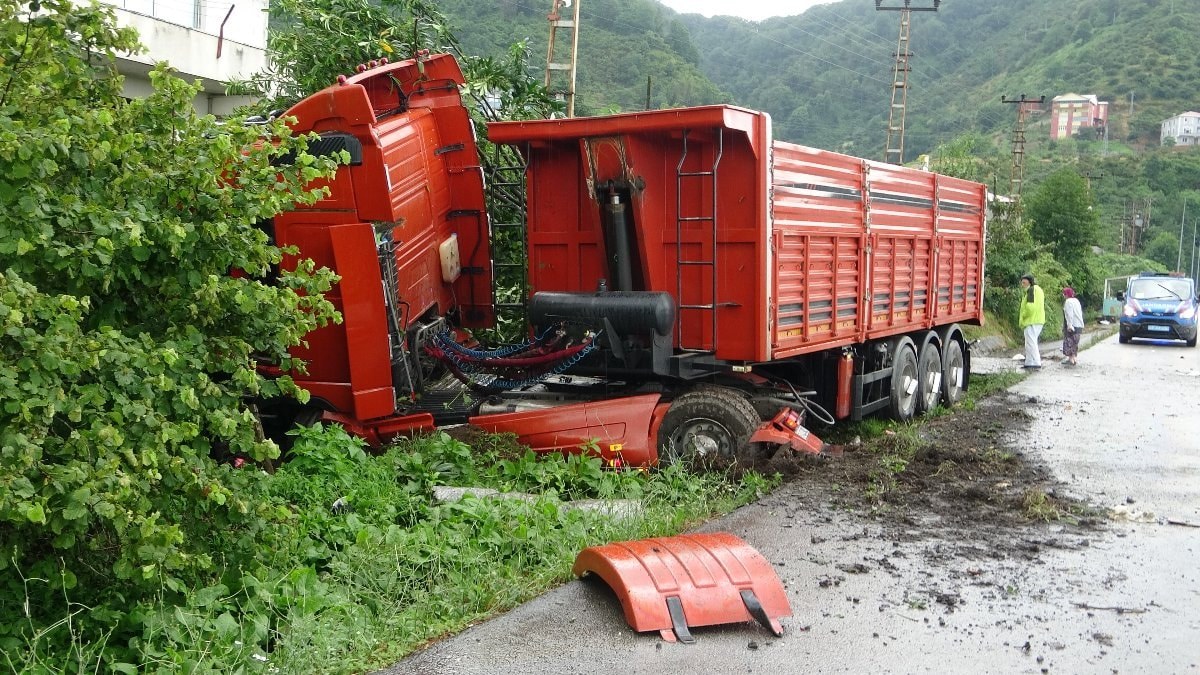 Giresun'da kamyon evin bahçesine girdi
